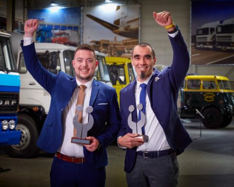 Il Service Advisor Daniele Cagol (a sinistra) e il tecnico Giacomo Paladino (a destra) di Interservice S.p.A. di Trento, Italia, hanno ricevuto i loro trofei