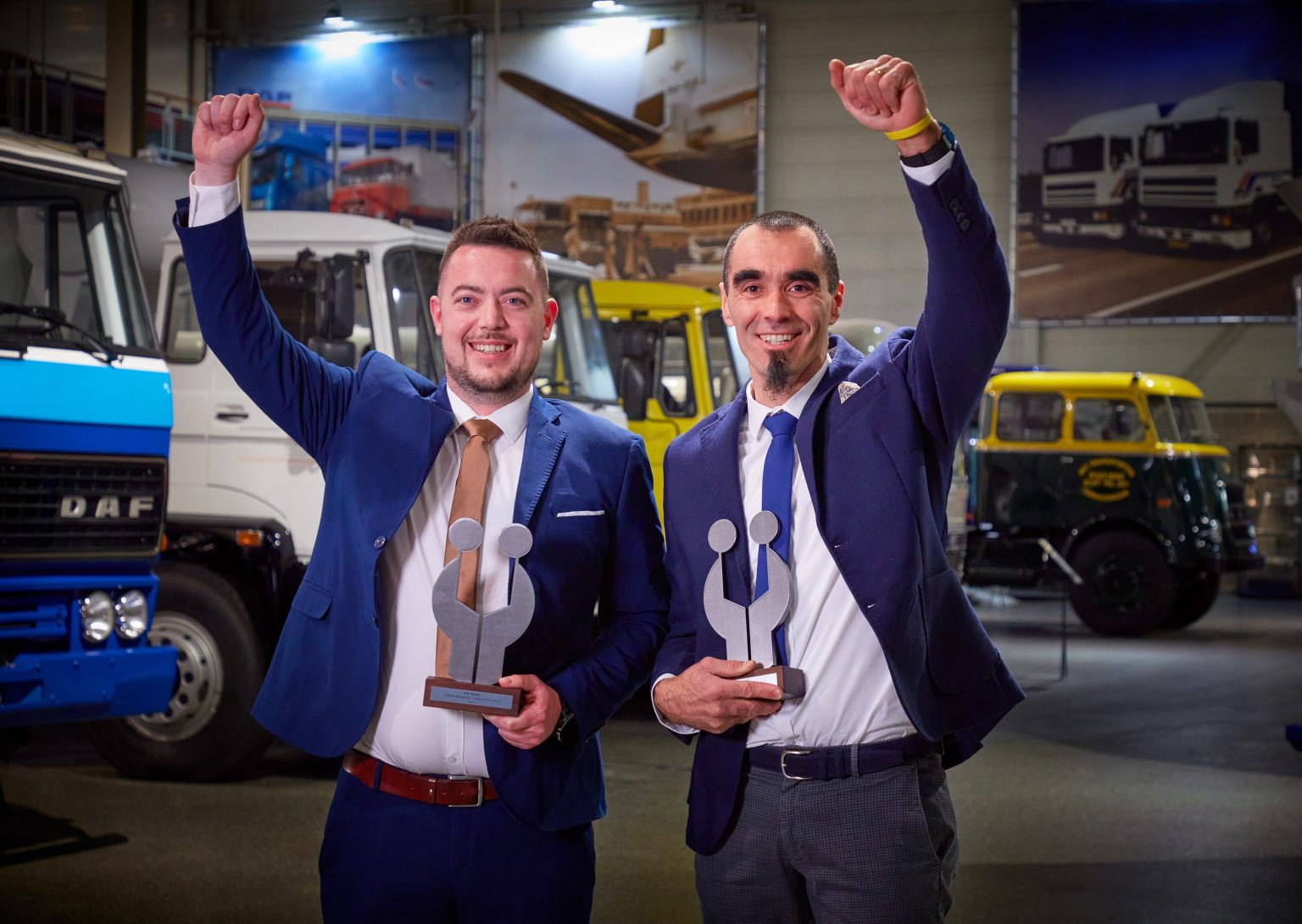 Il Service Advisor Daniele Cagol (a sinistra) e il tecnico Giacomo Paladino (a destra) di Interservice S.p.A. di Trento, Italia, hanno ricevuto i loro trofei