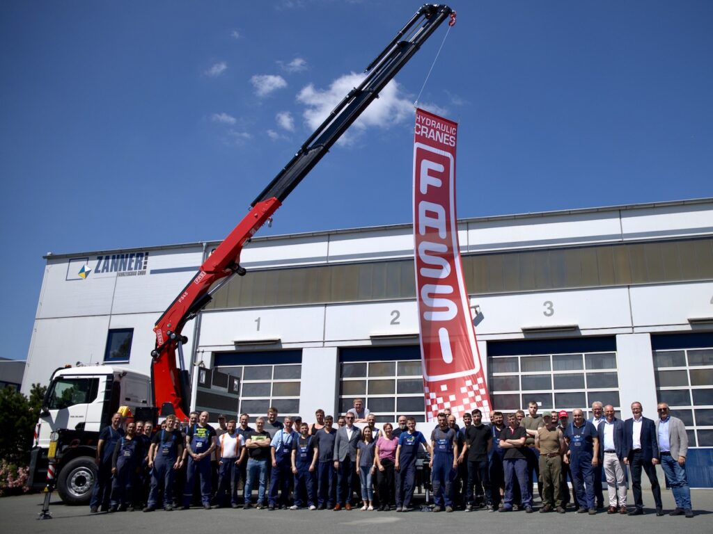 Giovanni Fassi (al centro) con Emilio Bertazzi, Bernhard Fischinger, Klaus Seifert e Thomas Moucka e tutti i collaboratori del sito produttivo Zanner Fahrzeugbau di Himmelkron